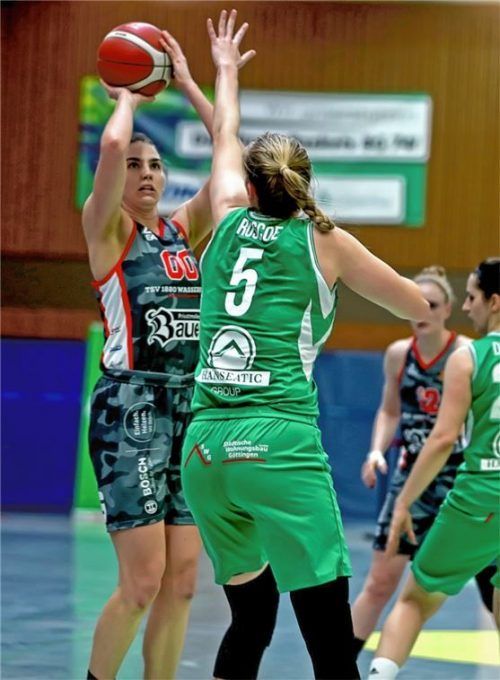 Wasserburgs Magred Mulligan (am Ball), die 19 Punkte erzielte, gegen Göttingens Samantha Rosco.