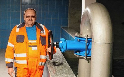 Wassermeister Manfred Bichler hat mit dem neuen Hochbehälter jetzt insgesamt 3000 Kubikmeter quellfrisches Trinkwasser im Griff.Foto Sönmez