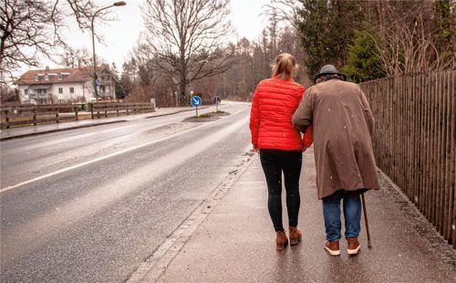Wer in Corona-Zeiten ältere Angehörige betreut, hat es noch viel schwerer als sonst: Unterstützungseinrichtungen, die sonst helfen, den Alltag zu bewältigen, können ihre Dienste derzeit nur noch höchst eingeschränkt anbieten. Fotos Thomae