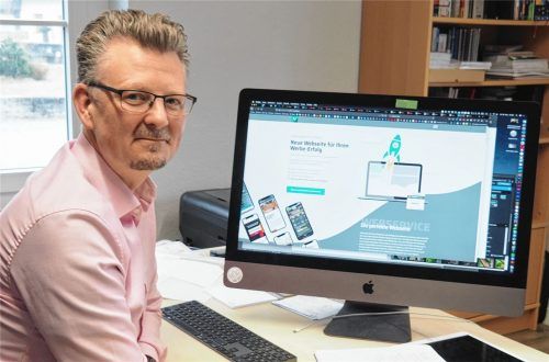 Werner Witte aus Ampfing unterstützt Geschäftsleute und Handwerker bei Projekten im Rahmen des Förderprogramms „go digital“, das vom Bundeswirtschaftsministerium aufgelegt worden ist.Foto  Bartschies