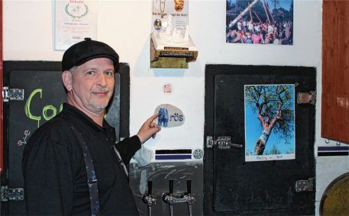 Wie alles begonnen hat: Thomas Dohle zeigt auf das Schild, das damals im Café Porös, dem ersten Lokal des Vereins, hing.Fotos Schroeder