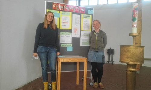 Wünschen sich mehr Achtsamkeit beim Thema Konsum: die Gemeindereferentin der Pfarrei St. Michael, Lena Baccouche (links), und Umweltbeauftragte Birgit Betz. Foto Kirschner