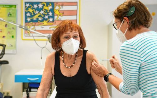 Zielführendes Pilotprojekt: Hausärztin Birgitt Lucas (rechts) verabreicht einer Patientin in Hof, wo Anfang März ein Modellversuch gestartet wurde, eine Schutzimpfung. Ab April soll das in ganz Bayern möglich sein.Foto dpa-Bildfunk