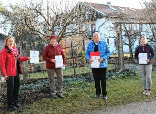 Zum Dank für den Schutz der Kiebitze gab’s Gutscheine für die Familie Osterauer: (von links) Margit Böhm von der Unteren Naturschutzbehörde, Anna Osterauer, Bürgermeister Christian Glas und Rosalie Osterauer. Foto Gemeinde Eggstätt