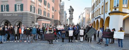 Zusammen gegen die Corona-Beschränkungen: Wirte aus dem Landkreis protestierten am Max-Josefs-Platz. Foto Schlecker