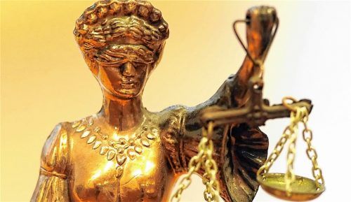 Zwangsvorstellungen und Belastungsstörungen sowie eine ADHS-Erkrankung seien nach Angaben der Angeklagten verantwortlich für ihr Handeln in einer Märznacht im vergangenen Jahr auf dem Max-Josefs-Platz in Rosenheim gewesen.Foto DPA