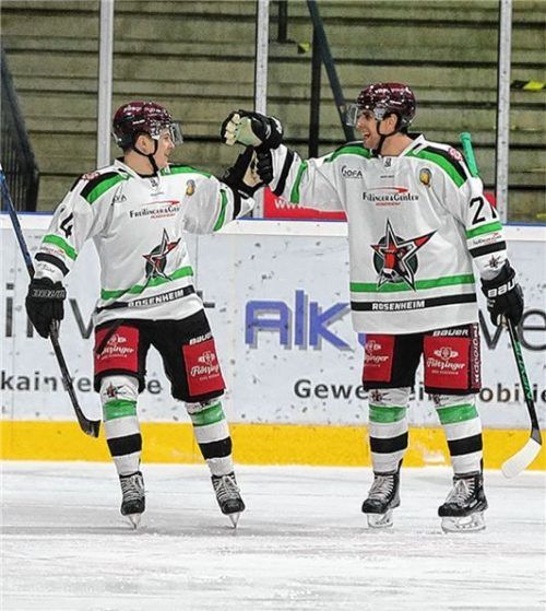 Zwei Spieler, drei Tore: Alexander Höller (zwei Tore) jubelt mit Sebastian Stanik über das 3:0. Foto  Roland Rappel