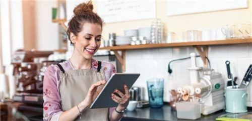 Zwischendurch die geschäftlichen E-Mails checken? Das kann bei mangelnder Aufmerksamkeit gefährlich sein. Foto djd/Axa/iStockphoto/Piksel