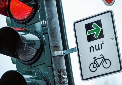 42 Zentimeter hoch und 33 Zentimeter breit: Das Verkehrsschild, das Fahrradfahrern in Zukunft erlauben soll, auch bei einer roten Ampel rechts abzubiegen, wenn sie freie Fahrt haben, wollen die Grünen auch nach Rosenheim holen. Foto Dpa