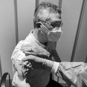 Zweifel an Merkels Impfversprechen RKI-Chef Wieler mit  Astrazeneca geimpft Johnson öffnet Kneipen am Montag