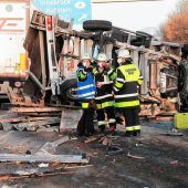 Ein Verletzter und 40000 Euro Schaden bei Auffahrunfall auf der A8 am Inntaldreieck