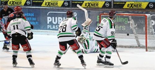 Ab da hatte Selb die Nase vorne: Jan Hammerbauer (links) hat gerade Goalie Andi Mechel überwunden.Foto Mario Wiedel