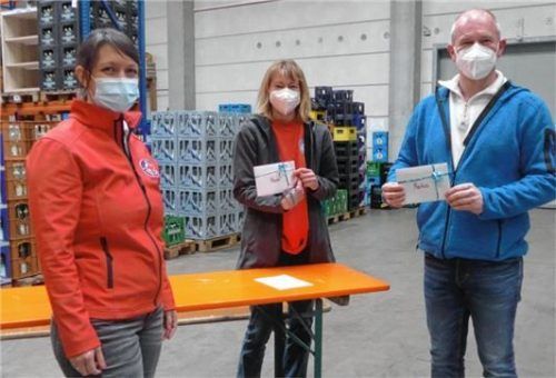 Abschiedsgeschenke an Markus und Maren Konstantin (von rechts) überreichte Katharina Ripke.