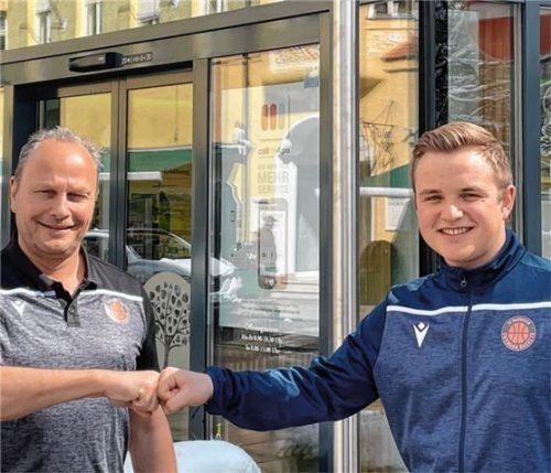 Abteilungsleiter Franz Buchenrieder (links) von den Chiemgau Baskets und Headcoach Luis Prantl bei der Vertragsverlängerung. Foto Chiemgau Baskets