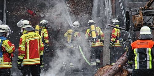 Acht Personen erlitten bei den Löscharbeiten in Thonbach leichte Rauchgasvergiftungen, teilte die Polizei aus Haag mit. Foto  Barth
