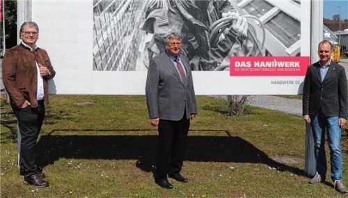 An der Spitze der Kreishandwerkerschaft: (von links) Stellvertreter Johannes Haas, Kreishandwerksmeister Gerhard Kotter und Stellvertreter Thomas Aigner. Foto Wittenzellner