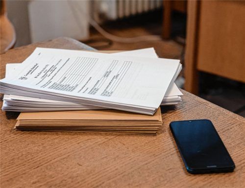 Auch in Rohrdorf erfordern die Unterlagen einer Gemeinderatssitzung in Zukunft keine Papierstapel mehr. Sie sind stattdessen für die Gemeinderäte vom Handy, vom Tablet oder Computer aus zugänglich. Foto Thomae