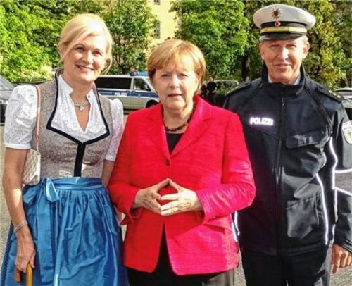 Auch Kanzlerin Angela Merkel (Mitte) hat Reinhard Tomm, hier in Begleitung seiner Frau Silvia, in Rosenheim begrüßen können. Foto re