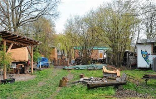 Auf dem Schrebergarten-Grundstück gibt es einen Gemeinschaftsbereich mit einer Feuerstelle.