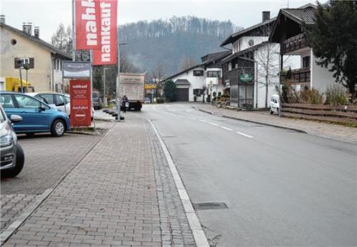 Auf der Rosenheimer Straße auf Höhe des Nahkaufs, soll in ferner Zukunft ein Zebrastreifen gebaut werden. Durch eine digitale Vorher- und Nachheranalyse könnte festgestellt werden, wie viele Fußgänger die Straße queren. Foto Lotter
