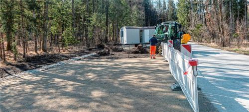 Aus einem Zwischenlager für Holz wird ein Parkplatz für Besucher des Hofstätter Sees.Foto thomae