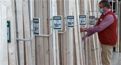 Bernhard Christoph, Leiter des Hagebaumarkts Wasserburg, freut sich über die gestiegene Nachfrage nach Bauholz. Foto Weithofer