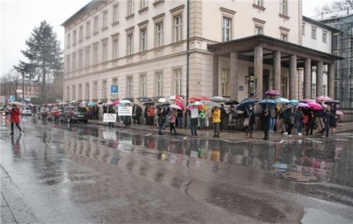 Bis zur Höhe des Amtsgerichts stehen die Demonstranten entlang der Königstraße in Rosenheim.