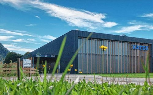 Blauer Riese: Der Elektronikhersteller Katek setzt – wie hier in Grassau – auf Schlüsselbereiche grüner Technologie und wächst stark. Foto Katek
