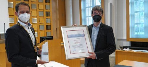 Blickt zurück auf 160 Jahre Unternehmensgeschichte: Andreas Bensegger (rechts), Geschäftsführer des gleichnamigen Versorgers für Bürobedarf, mit Oberbürgermeister Andreas März. Fotos Dirk Weisser