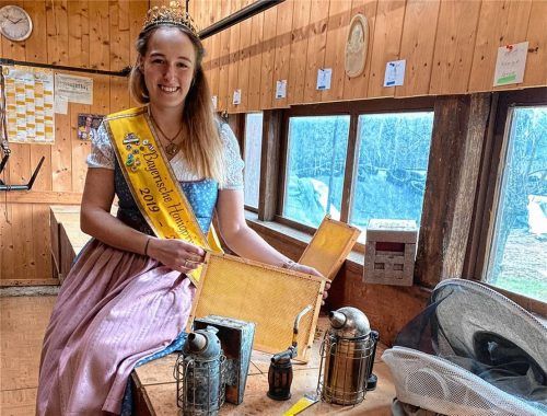 Botschafterin des guten Geschmacks: die 25-jährige Amtsinhaberin Alexandra Krumbachner im Bienenhaus. Foto LVBI,VBB