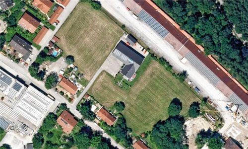 Brachland mitten im Ort: In der Haidenholzstraße ist das ausgewiesene Gewerbegebiet zwischen Pit (diagonal oben rechts) und Südeloxal (unten links im Bild) nicht mehr so zu bebauen, wie in den 90er-Jahren geplant. Foto Bayernatlas