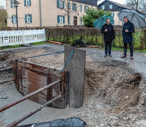 Bürgermeister Peter Kloo (links) und Sebastian Ranner, Innergie-Geschäftsführer, vor dem derzeitigen Ende der Rohrleitungen in der von-Bippen-Straße. Von hier aus geht es bis zum Spinnereigelände weiter.