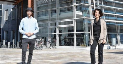 Christian Schaal mit seiner Betreuerin Prof. Dr. Holly Ott. Foto Julia Hinterseer