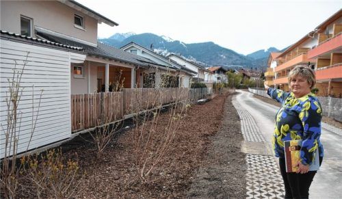 Claudia Fritsch ist Hausbesitzerin im „Dahoam im Inntal“. Weil im Februar der Sichtschutz mit vielen hohen Bäumen von der Gemeinde Brannenburg gerodet wurde, fühlt sie sich in ihrer Privatsphäre beeinträchtigt. Foto Ruprecht