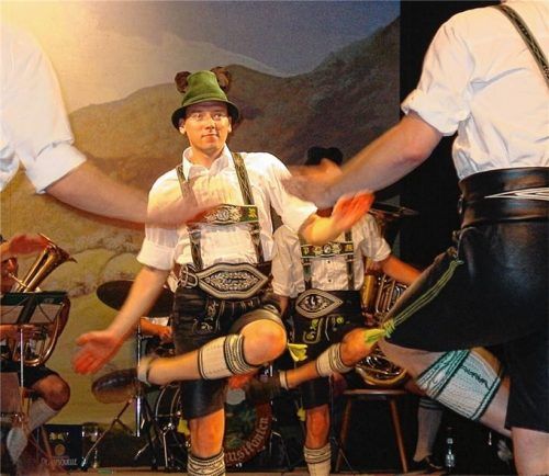 Claus Reiter, der Vorsitzende des Gebirgstrachtenerhaltungsvereins „D’Griabinga“Hohenaschau, in Aktion. Foto Rehberg