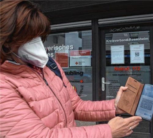 Dagmar Feuersinger aus Kolbermoor mit dem QR-Code der Online-Anmeldeseite. Foto ruprecht