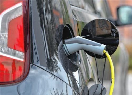 Damit der Gemeinde Amerang nicht mehr so viele Kosten entstehen, müssen Stromtanker künftig 25 Cent pro Kilowattstunde bezahlen. Foto dpa