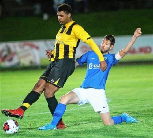Daniel Hofstetter (rechts), der in Ampfing phasenweise sogar die Kapitänsbinde getragen hat, wechselt ab Sommer zum FC Töging.Foto Buchholz