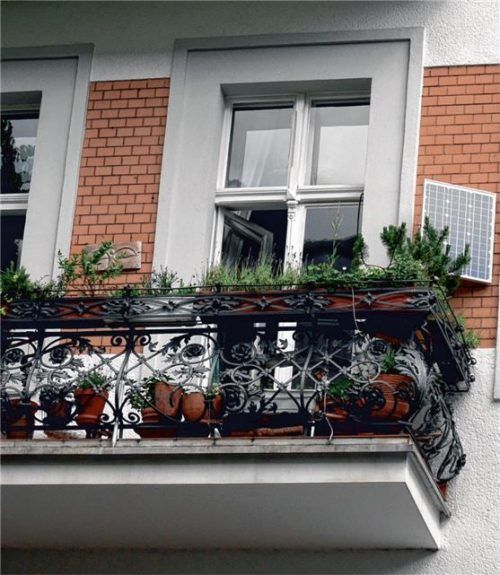 Dank Stecker-Solar-Geräten können jetzt auch Mieter selbst Strom produzieren.Foto  vzbv/akz-o