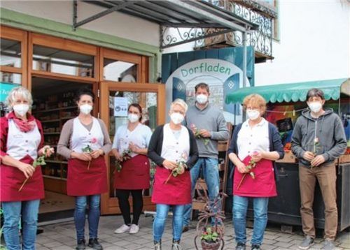 Das Dorfladen-Team freut sich über das Jubiläum: (von links) Natalia Schloder, Rosmarie Künzner, Christina Lamers, Christa Mitterreiter, Hans Schloder, Ingrid Pfisterer und Christian Westner. Foto Auer