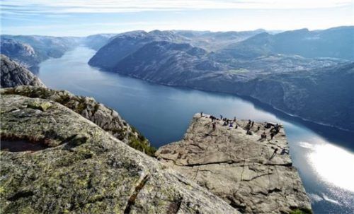 Das Fesselnde am Preikestolen: An der Kante fällt der Felsen nahezu senkrecht zum Wasser ab. Foto Wolters Rundreisen