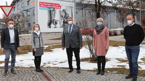 Das heimische Handwerk steht zusammen: Die Initiatoren der Solidaritätsaktion aus der Schreiner-Innung Traunstein Obermeister Andreas Weinzierl (links) und Kilian Pfohl (rechts) freuten sich, der Obermeisterin der Friseur-Innung, Evelyn de Marco-Maier (Zweite von links) wichtige finanzielle Unterstützungen für die Innungsbetriebe zukommen zu lassen. Kreishandwerksmeister Gerhard Kotter (Mitte) und Geschäftsstellenleiterin Manuela Deneri zeigten sich begeistert über die Aktion. Foto Wittenzellner
