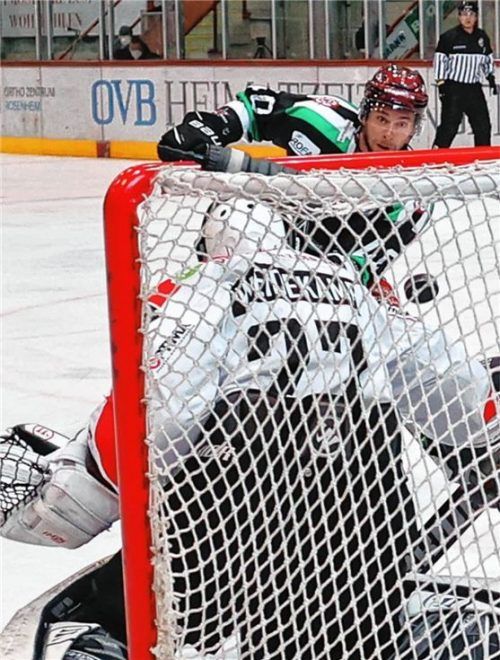 Das letzte Saisontor blieb dem scheidenden Kapitän Michael Baindl vorbehalten. In dieser Szene traf er unter die Latte zum 4:1-Endstand gegen Selb. Foto  Hans-Jürgen Ziegler