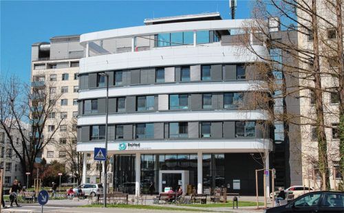 Das Romed-Klinikum in Rosenheim ist das größte Krankenhaus des Verbundes. Zwei Versicherungsabschlüsse für den Klinikneubau in der Stadt Wasserburg werfen Fragen auf, die der Klinikverbund bis jetzt nicht vollständig beantwortet hat. Fotos Hadersbeck, Duczek, re