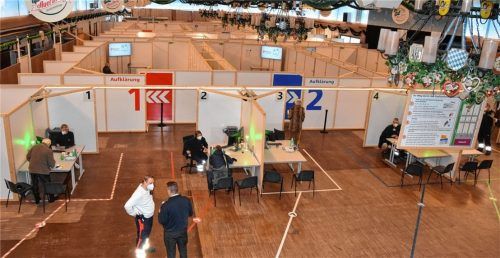 Das Rosenheimer Impfzentrum in der Inntalhalle auf der Loretowiese, wo zuletzt Termine wegen falscher Zuweisung storniert werden mussten.Foto Schlecker