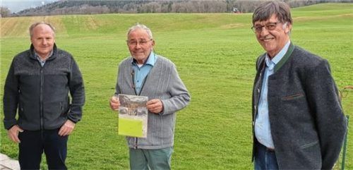 Dem ehemaligen Verbandsvorsteher Konrad Neumayr (Mitte) gratulierten die kommissarischen Leiter Josef Winkler (rechts) und Josef Fischer (links) im Namen des Wasserbeschaffungsverbandes (WBV) Frasdorf.Foto Rehberg