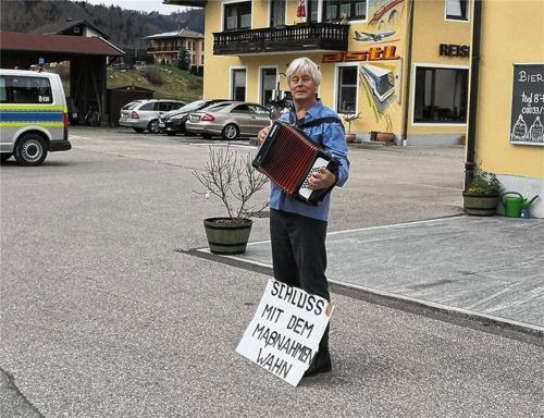 Demonstration eines Solisten? Jürgen Doetsch bei einer Corona-Mahnwache in Oberaudorf. Foto privat