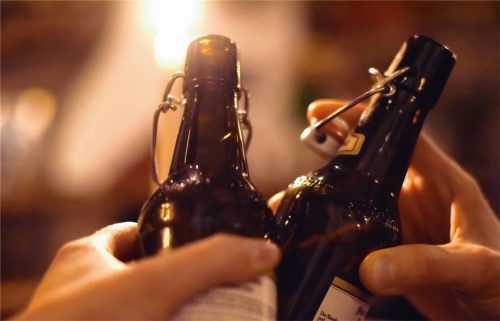 Der Alkoholkonsum unter Jugendlichen ist während der Corona-Pandemie gestiegen. Von einem Suchtverhalten sprechen Experten jedoch noch nicht. Fotos  dpa (1) / re (2) / Schlecker (1)