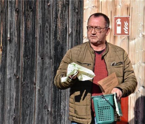 Der Herr über den Müll: Bernhard Schachner leitet die Wasserburger Abfallwirtschaft. Hier erklärt er, wie die biologisch abbaubaren Plastiktüten funktionieren.