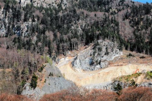 Der Heuberg ist die „Postkartenansicht“ für Nußdorf, sagt Bürgermeister Sepp Oberauer. Weil das Rohrdorfer Zementwerk den Steinbruchabbau aber erweitern will, fürchten Naturschützer, dass die Wunde in der Landschaft noch größer wird. Foto Reisner